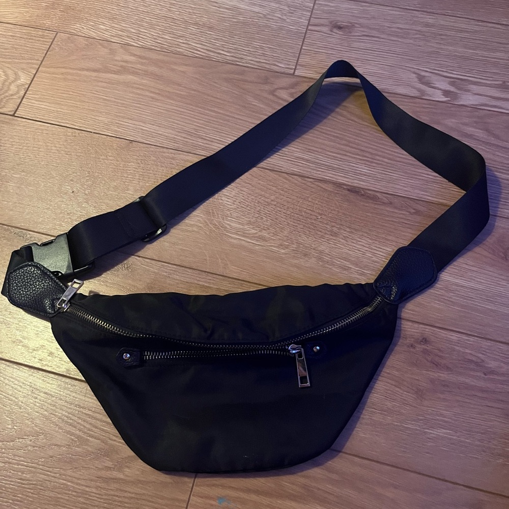 Black Fanny Pack 🖤